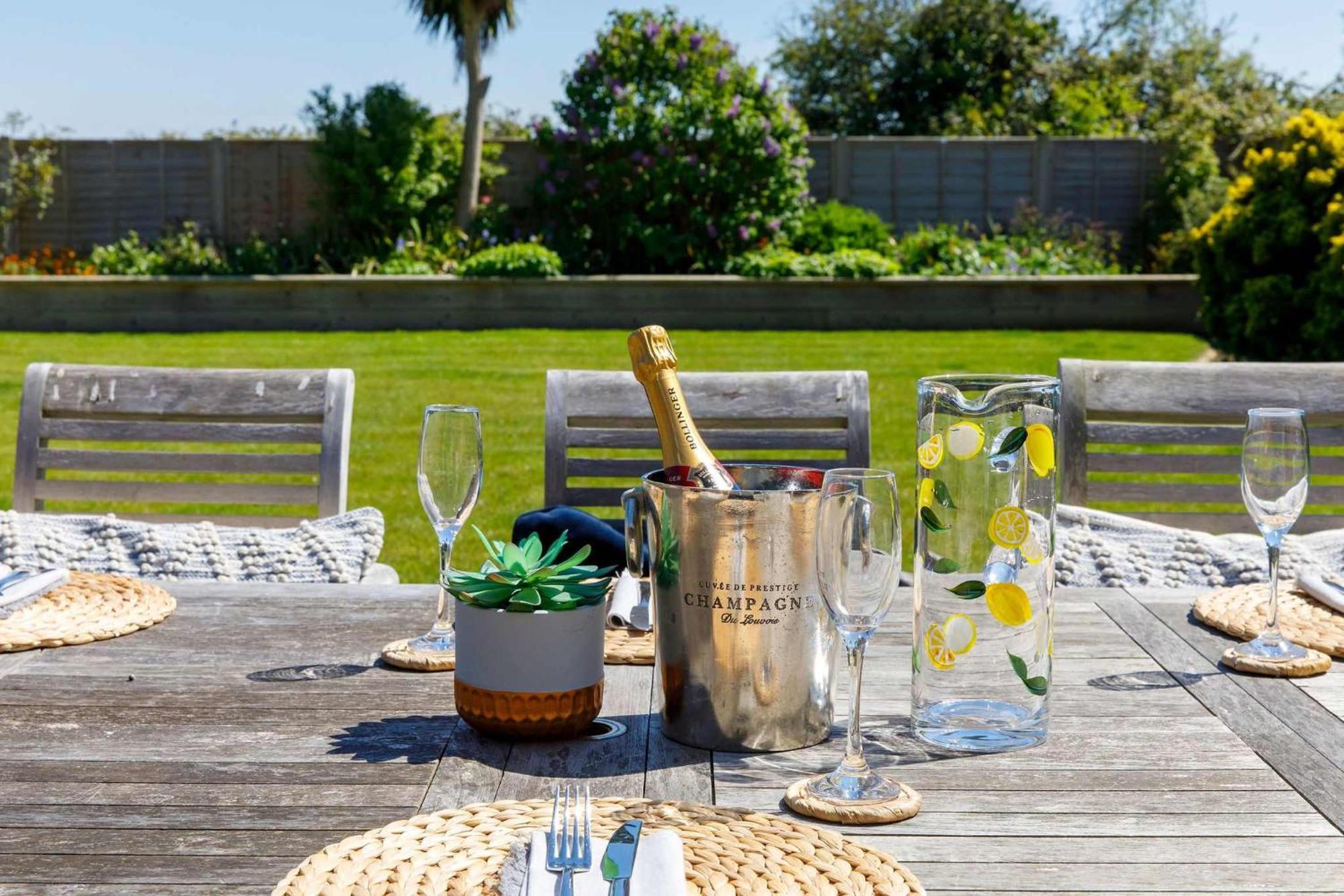 Spacious Home For 8 In Witterings - Walk To Beach East Wittering Eksteriør bilde